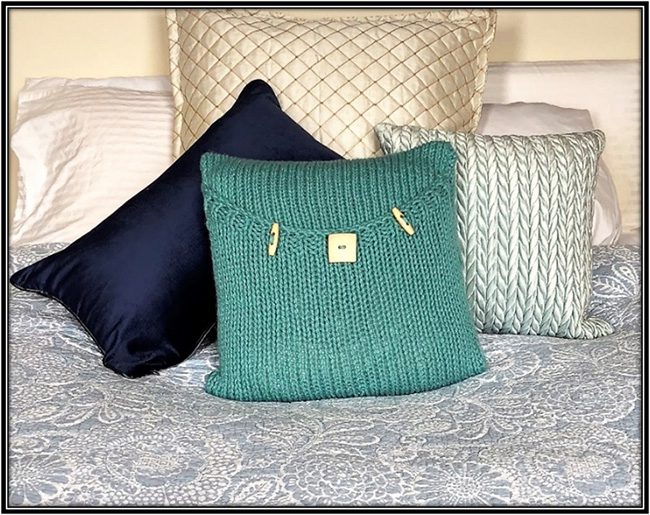 Knitted luxury pillow pattern bright teal